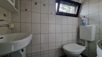 WC und Waschtisch im Bungalow