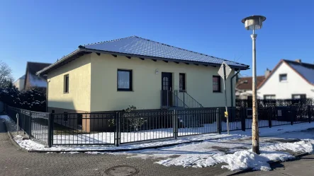 Straßenansicht - Haus kaufen in Hoyerswerda - Bungalow für die besten Jahre