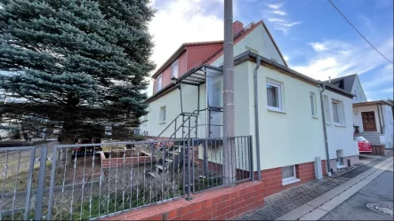 Straßenansicht - Haus kaufen in Freital - Kleine Doppelhaushälfte in Freital!