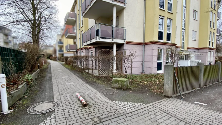 Fußgängerweg neben dem Haus