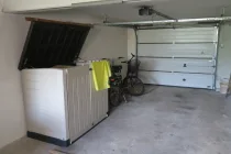 Garage mit elektrischem Tor