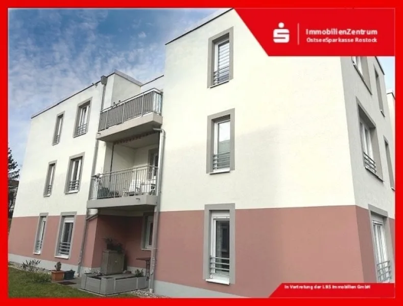Seitenansicht mit Balkon - Wohnung kaufen in Grevesmühlen - Sonnige 2-Zimmer-Etagenwohnung in schöner Wohnlage