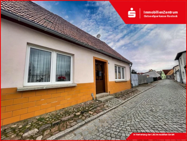Außenansicht Straßenseite - Haus kaufen in Neubukow - Stadthaus mit Nebengelass und viel Potential 