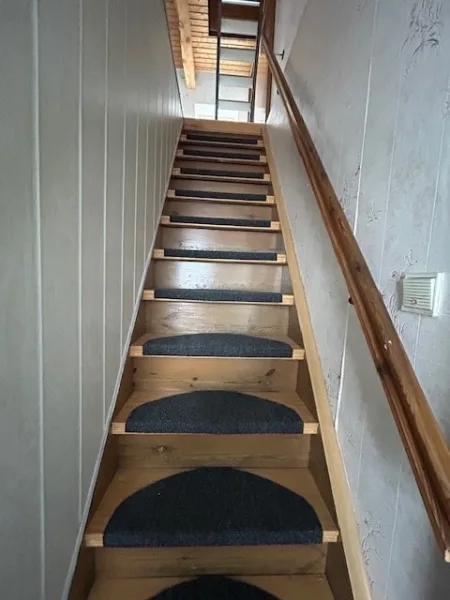 Treppe zum Dachgeschoss