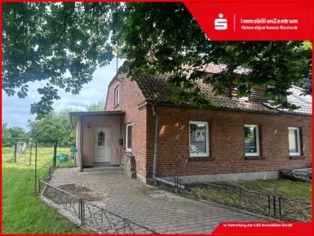 Hauseingang - Haus kaufen in Dummerstorf - Doppelhaushälfte mit Potenzial in Bandelstorf