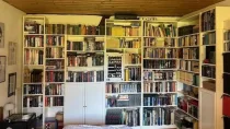 Schlafzimmer mit Bücherwand