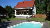 Poolanlage und Wohnhaus