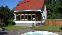 Poolanlage und Wohnhaus