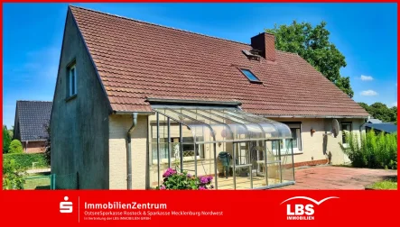 Hinteransicht mit Wintergarten - Haus kaufen in Herren Steinfeld - Nutzen Sie das Potenzial dieses Objektes