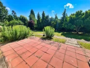 Terrasse und Blick aufs Grundstück