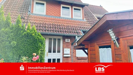 straßenseitige Gebäudeansicht - Haus kaufen in Lambrechtshagen - Heimat für Glück und Geborgenheit