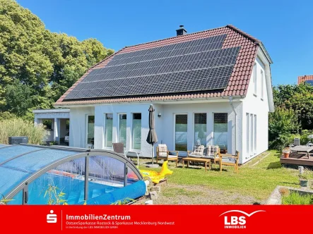 Terrassenansicht - Haus kaufen in Bröbberow - Traumhaus mit Swimmingpool