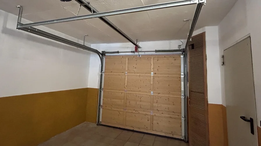 Garage mit elektrischem Tor