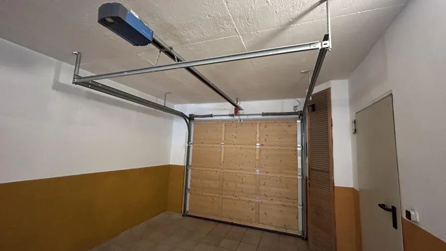 Garage mit elektrischem Tor