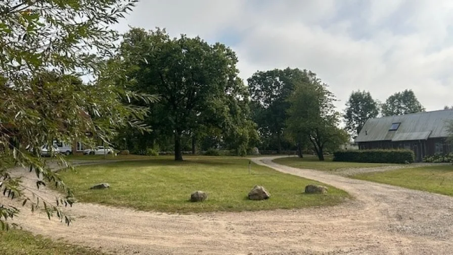 Grundstückseinfahrt/Dorfplatz