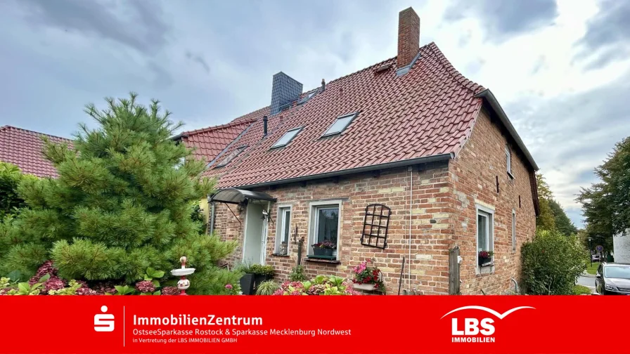 Giebelansicht - Haus kaufen in Dummerstorf - Zentral Wohnen mit Garten und Garage