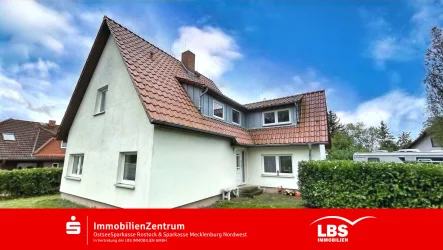 Vorder-/ Giebelansicht - Haus kaufen in Lübstorf - Familientraum in verkehrsgünstiger Lage