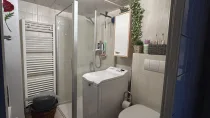 Badezimmer mit Dusche