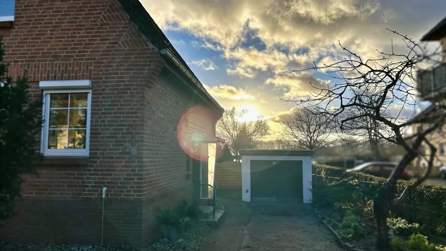 Einfahrt Blick zur Garage