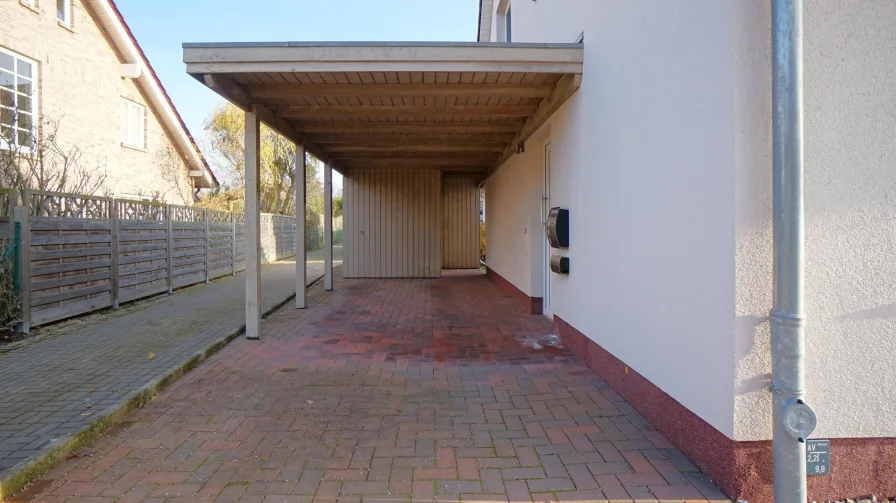 Carport und Hauseingang