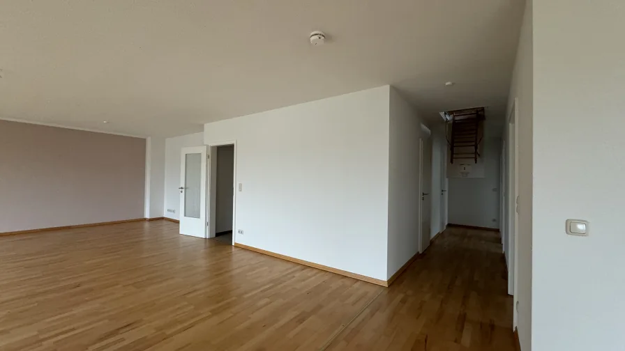 Blick vom Wohnzimmer zum Flur