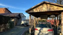 Carport und PKW-Stellplatz