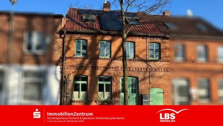 Straßenansicht - Haus kaufen in Grevesmühlen - Gemütliches Reihenhaus mit PV-Anlage! 