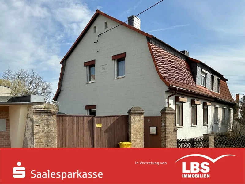 Straßenansicht mit Giebelseite - Haus kaufen in Petersberg - Doppelhaushälfte auf GROSSEM Grundstück mit Nebengelass