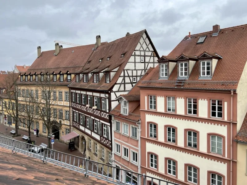 Blick vom Dachgeschoss des Haupthauses auf die Straße