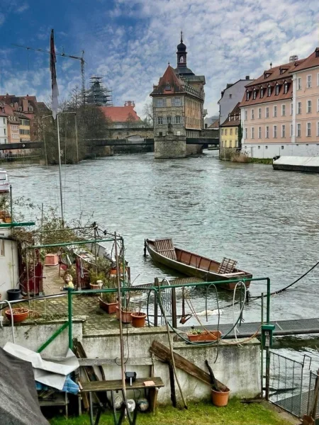 Blick aus dem Gartenhaus zum hist. Rathaus