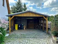 Großes Carport mit Durchgang zum Garten