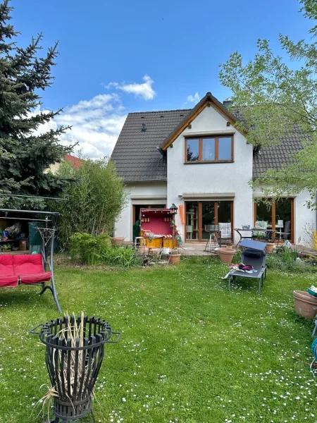 Gartenansicht mit Blick zur Terrasse