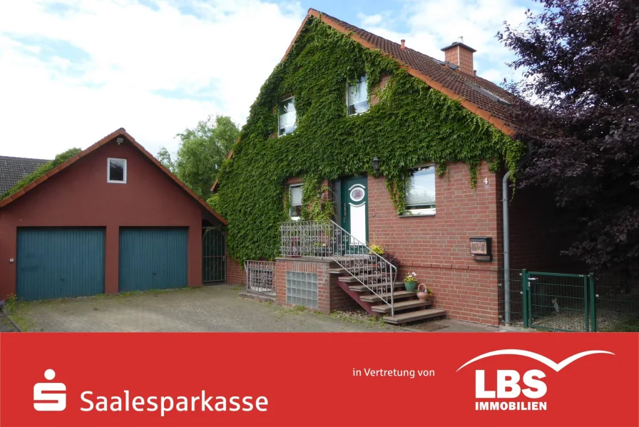 Wohnhaus, Doppelgarage und PKW-Stellplätze - Straßenansicht 1 - Haus kaufen in Nordstemmen - Einziehen und Wohlfühlen!