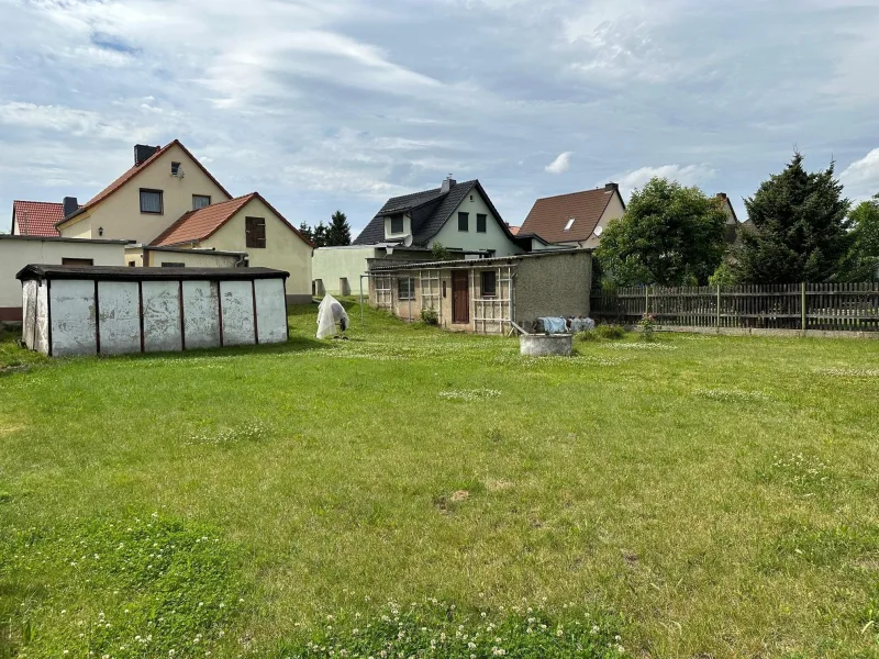 Garten, Garage und Wohnhaus