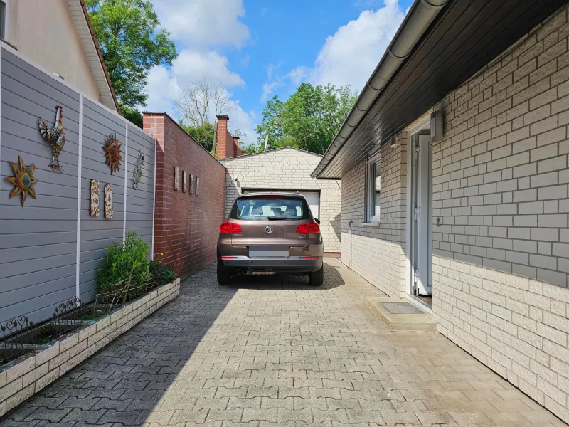 Garage und PKW-Stellplätze