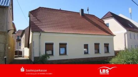 Hausansicht - Haus kaufen in Petersberg - Kleines Einfamilienhaus mit Innenhof