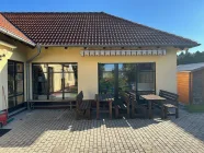 Terrasse und Winkelbungalow