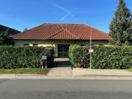 Winkelbungalow- Straßenansicht