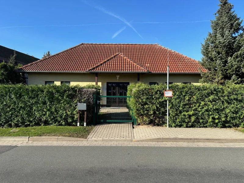 Winkelbungalow- Straßenansicht