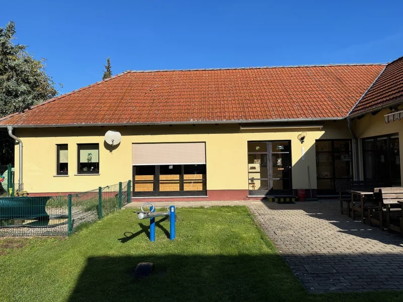 Terrasse und Winkelbungalow