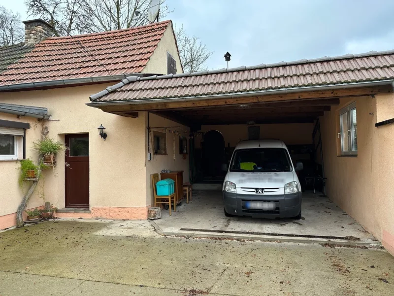 Carport und Nebengelass