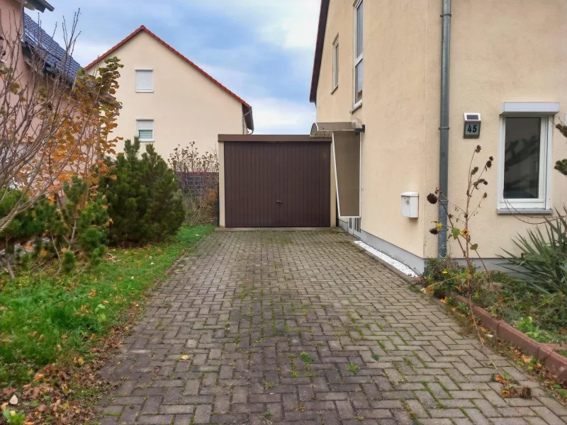 Garage und Stellplatz