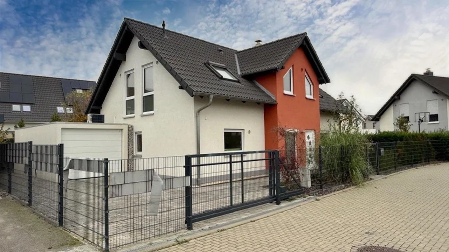 Straßenansicht mit Garage