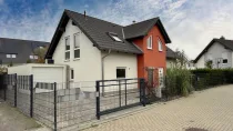 Straßenansicht mit Garage