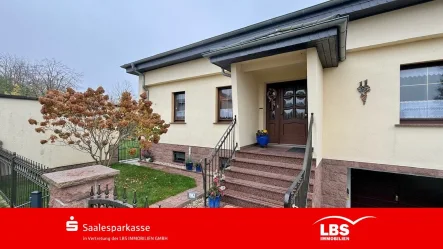 Blick zum Eingangsbereich - Haus kaufen in Petersberg - Traumhaus mit Wintergarten und Aussicht