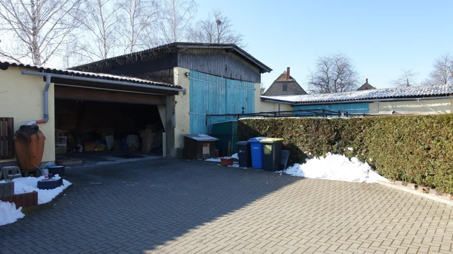 Hof und Nebengelass/Garage