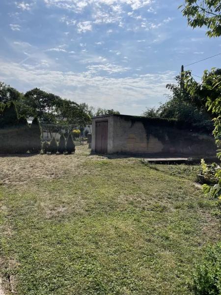 Garten mit Garage