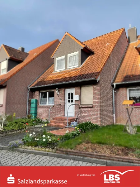 Frontansicht - Haus kaufen in Schönebeck - Reihenhaus in ruhiger Lage