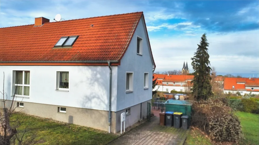 Vorderansicht - Haus kaufen in Hecklingen - Ruhig gelegene Doppelhaushälfte in Hecklingen