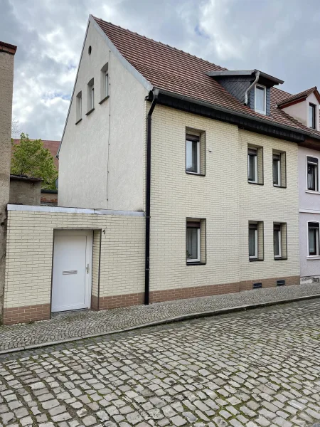  - Haus kaufen in Bernburg - Junges Glück in alten Mauern! 